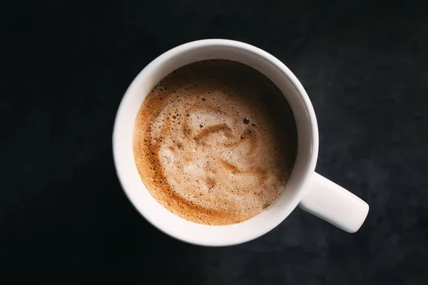 Cangkir kopi putih dengan latar belakang abu-abu gelap — Stok Foto