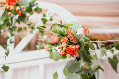 Düğün süslemeleri. Gül çiçekli beyaz kemer