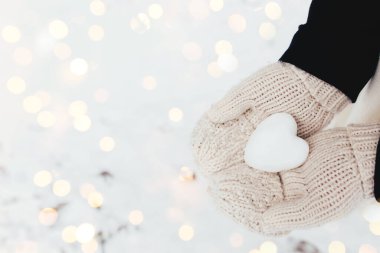 Eldivenli kız ellerinde kartopu. Bulanık arkaplan