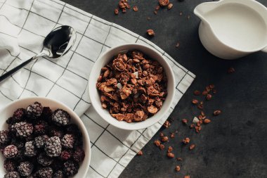 Donmuş böğürtlen, tahıl gevreği, krema, havlu. Bulanık arkaplan