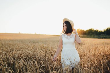 Buğday tarlasında kız, kızlar el ve buğday dikenleri, tarlada gün batımı