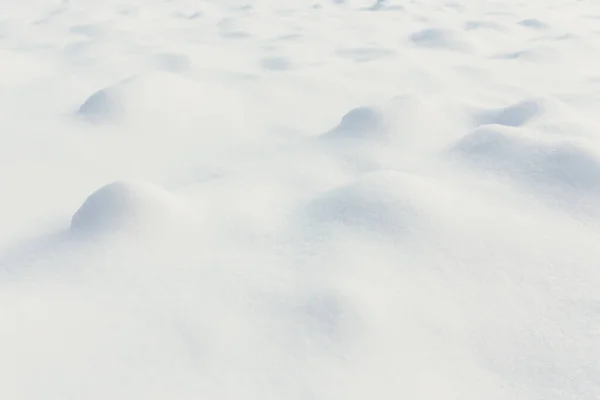 Zima, bílé závěje sněhu jako vlny — Stock fotografie