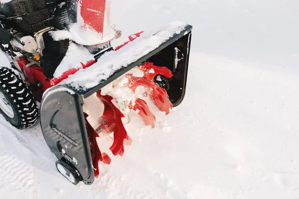 Máquina de soplador de nieve rojo-negro en el proceso de trabajo —  Fotos de Stock