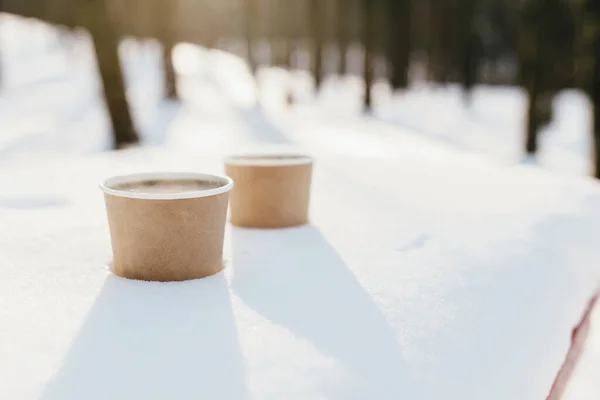 Dos tazas de café en la nieve en el bosque —  Fotos de Stock