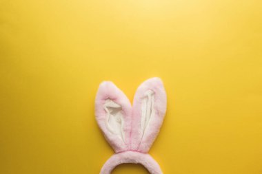 Sarı arka planda pembe Paskalya tavşanı kulakları