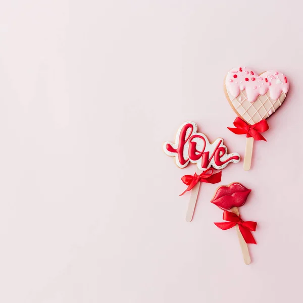 생강빵 쿠키 사랑, 입술, 심장 아이스크림. 발렌타인 카드. 핑크 색 배경 — 스톡 사진