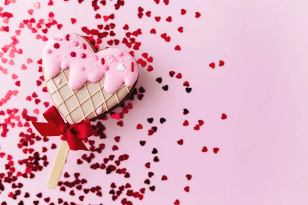 아이스크림을 녹인 심장이 빵 쿠키를 만들고 있어. 발렌타인. 핑크 색 배경, 반짝 이는 것 — 스톡 사진