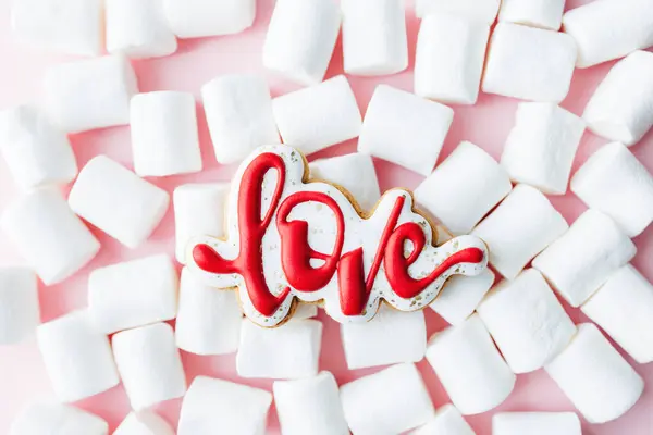 진저브레드 쿠키는 화이트 마시멜로와 사랑에 빠졌어요. 발렌타인 카드. 핑크 색 배경 — 스톡 사진