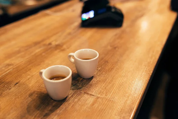 Dua cangkir kopi espresso di meja di kafe, terminal bank. Latar belakang kabur — Stok Foto