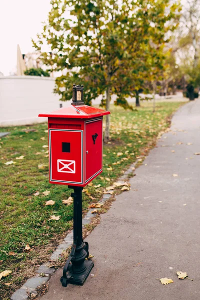Caixa de correio de metal vermelho na rua. Fundo desfocado — Fotografia de Stock