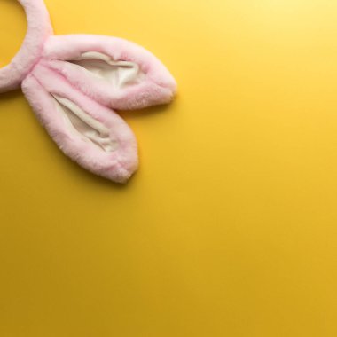 Sarı arka planda pembe Paskalya tavşanı kulakları