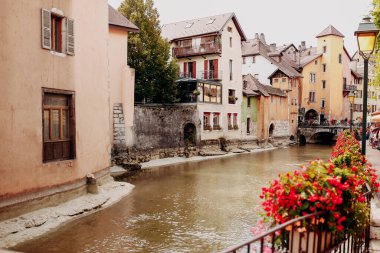 Kırmızı çiçekli ve eski binalı Annecy City su kanalı. Yüksek kalite fotoğraf