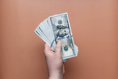 Bej arka planda bir tomar dolar.