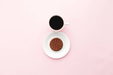 Uluslararası kadın konsepti, kahve fincanı, tabak, pembe arka planda kurabiye. Yüksek kalite fotoğraf