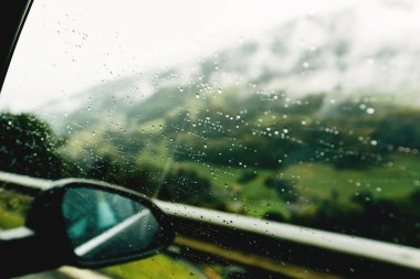 İsviçre Alpleri eylül ayında araba penceresinden manzaralı bir dağ manzarası. Yüksek kalite fotoğraf