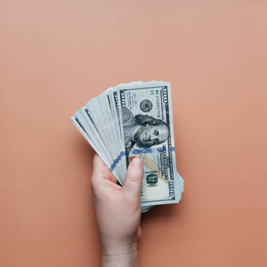 Bej arka planda bir tomar para var. Yüksek kalite fotoğraf