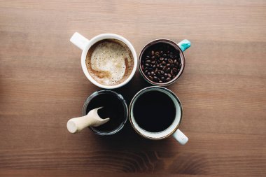 Çoklu kahve fincanı, süt, fasulye ve fonda öğütülmüş kahve. Yüksek kalite fotoğraf