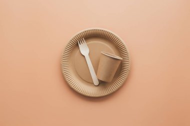 Çevre dostu çeşitli ambalaj kağıtları, çatal, bardak ve tabaklar, paket yemek için konteynırlar. Sıfır atık ve geri dönüşüm kavramı. Yüksek kalite fotoğraf