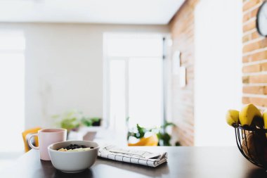 Pembe kahve fincanı, içinde doğranmış tropikal meyve, kivi ve muz, yabanmersini, şık bir çatı katında kaşık. Arka plan bulanık. Yüksek kalite fotoğraf