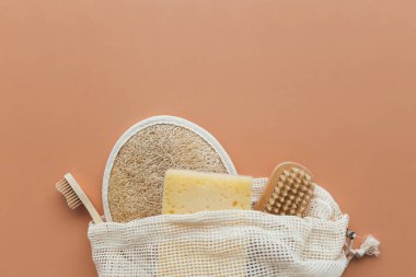 Doğal banyo aksesuarları, doğal banyo aksesuarları, bej arka planda çevre dostu ürünler. Yüksek kalite fotoğraf