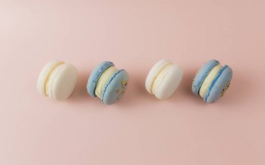 Masada beyaz ve mavi kurabiyeler, pembe arka planda badem kurabiyeleri. Yüksek kalite fotoğraf