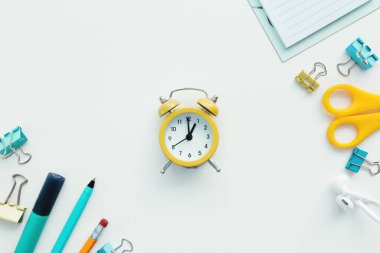 Ataçlar, mekanik saat, kalem, not defteri, makas ve kulaklıklar beyaz arka planda. İş ve eğitim kavramı. Yüksek kalite fotoğraf