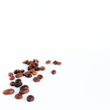 Beyaz arka planda kavrulmuş kahve çekirdeği. Yüksek kalite fotoğraf