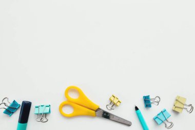 Ataç, kalem, kalem, arka planda makas. İş ve eğitim kavramı. Yüksek kalite fotoğraf