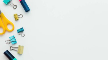 Ataç, kalem, kalem, arka planda makas. İş ve eğitim kavramı. Yüksek kalite fotoğraf