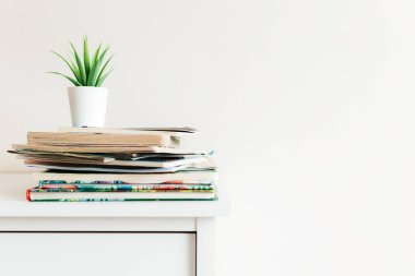 Masada bir yığın farklı kitap ve dergi, öğrenim, öğrenim ve eğitim kavramı, bilim, bilgelik ve bilgi. İçi kitaplarla dolu. Minimalizm ve İskandinav tarzı