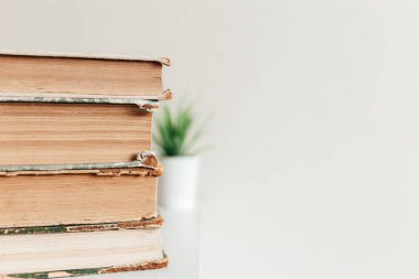 Kütüphanede bir yığın eski kitap, öğrenim, eğitim, bilim, bilgelik ve bilgi konsepti. Yüksek kalite fotoğraf