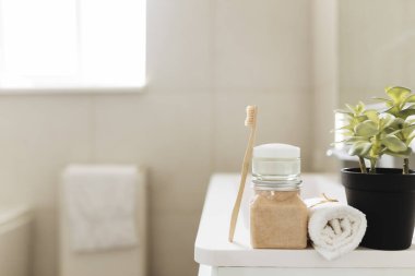 Banyo aksesuarları ve beyaz banyodaki lavabo. Otel temizliği konsepti. Ev kavramı. Yüksek kalite fotoğraf