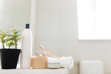 Banyo aksesuarları ve beyaz banyodaki lavabo. Otel temizliği konsepti. Ev kavramı. Yüksek kalite fotoğraf