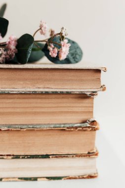 Kütüphanede bir yığın eski kitap, öğrenim, eğitim, bilim, bilgelik ve bilgi konsepti. Yüksek kalite fotoğraf