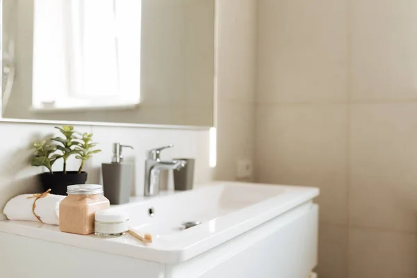 Banyo aksesuarları ve beyaz banyodaki lavabo. Otel temizliği konsepti. Ev kavramı. Yüksek kalite fotoğraf