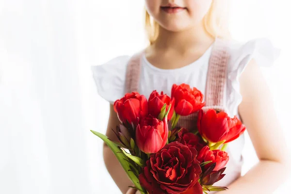 Pequena Menina Sorridente Segurando Buquê Flores Tulipa Vermelha Conceito Para — Fotografia de Stock