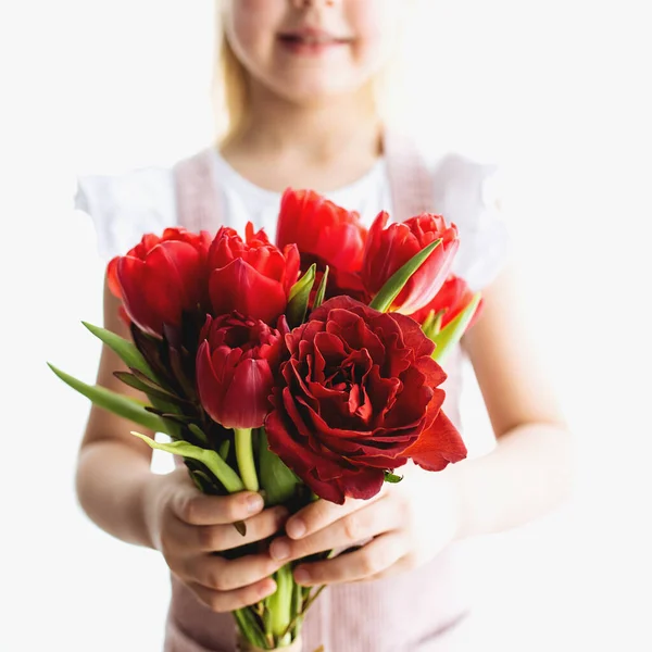 꽃다발을 미소짓는 부활절에 어머니 여성의 발렌타인데이 고품질 — 스톡 사진