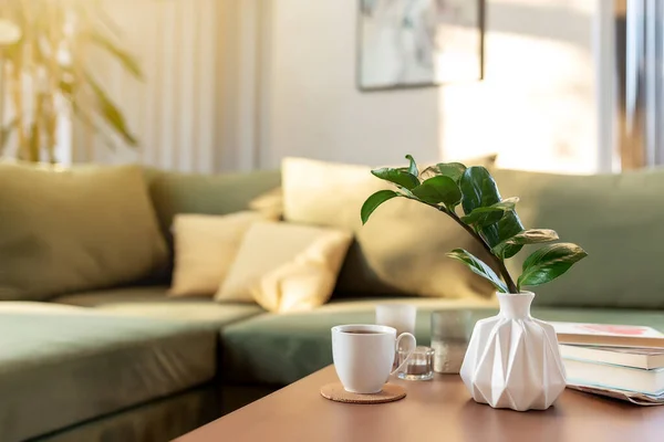 Entspannte Zeit Hause Mit Kerzen Kaffeetasse Büchern Und Vase Mit — Stockfoto