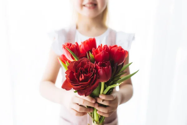 꽃다발을 미소짓는 부활절에 어머니 여성의 발렌타인데이 고품질 — 스톡 사진