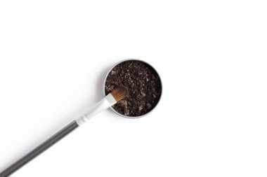 Kapta koyu kahverengi yüz gölgesi ve göz farı veya makyaj fırçası