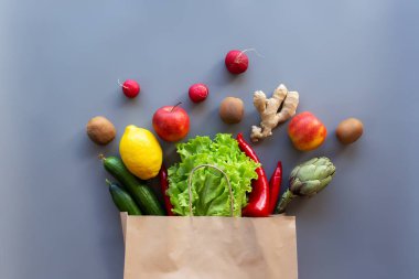 Sağlıklı ve organik gıda, gri arka planda yatar.