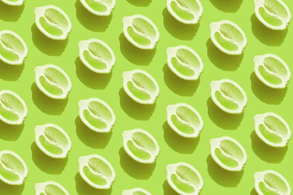 Konzeptmuster Mit Zitronenhälften Mit Schatten Auf Grünem Hintergrund Gesunde Ernährung — Stockfoto