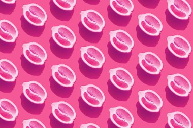 Mor arka planda gölgesi olan limon parçalarıyla kavramsal desen. Sağlıklı beslenme, seyahat veya tatil kavramı