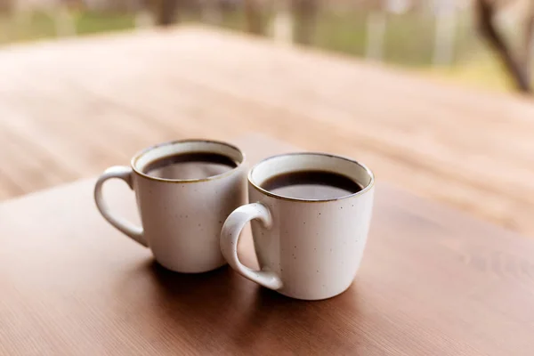 Dua Cangkir Kopi Atas Meja Teras Kayu Coklat Relaksasi Diam — Stok Foto