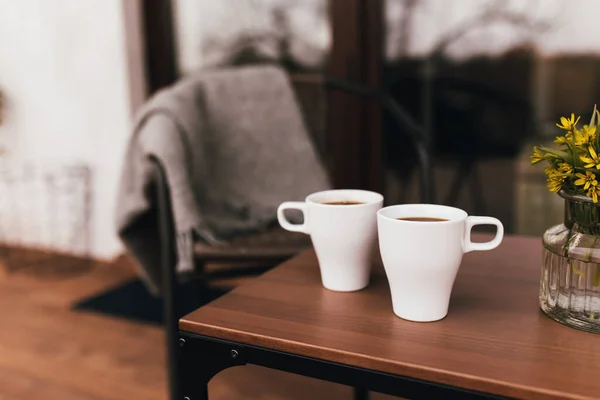 Dua Cangkir Kopi Atas Meja Teras Coklat Kayu Saat Matahari — Stok Foto