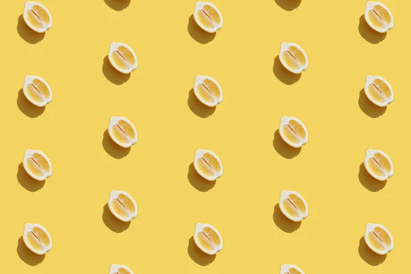 Mönster med halvor av citron samling med skugga på gul bakgrund — Stockfoto