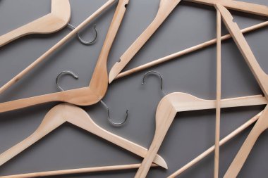 Kara Cuma ya da gri arka plandaki giyim endüstrisi konsepti rastgele saçılmış ahşap elbise askısı desenli yatıyordu.