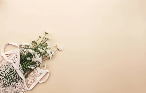 Eco friendly summer concept on beige background with eco shopping bag, flower — 스톡 사진