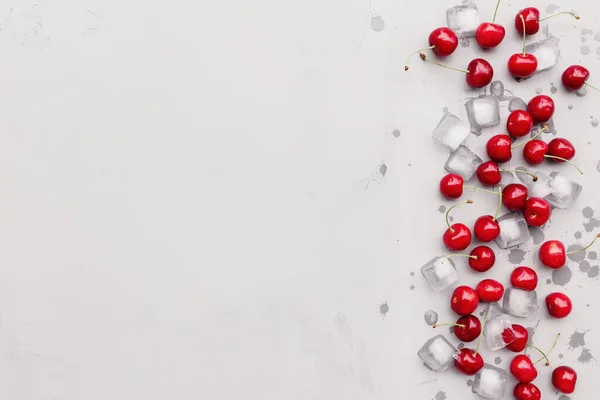 Flache Draufsicht Auf Grauem Betongrund Mit Süßkirschbeeren Und Eiswürfeln Frische — Stockfoto