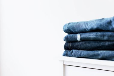 Rafta ya da masada farklı kot pantolon yığını